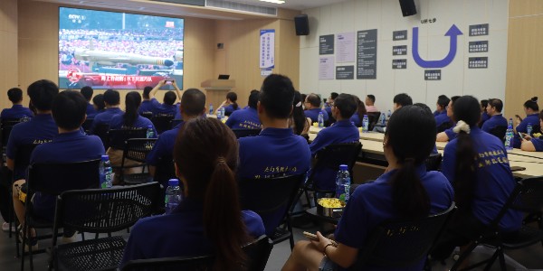 杰誠魔術貼停工組織全員觀禮閱兵：以實業(yè)初心致敬民族精神，以創(chuàng)新使命引領行業(yè)未來