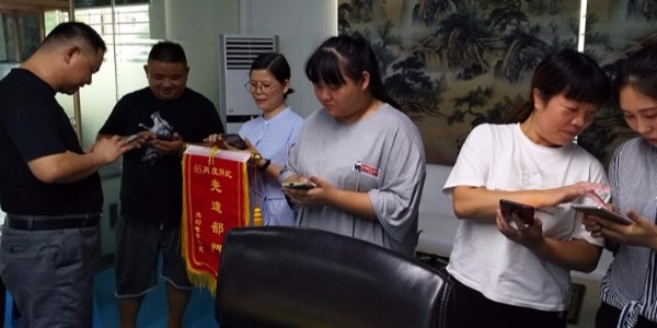 你沒看錯(cuò)，在東莞杰誠(chéng)員工也能站等收錢！